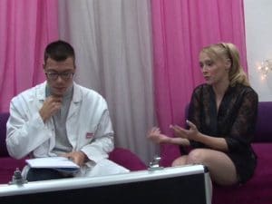 Première sodomie d'une amatrice blonde tatouée
