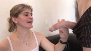 Dilatation et baise bien hard pour Carole, une Milf très cochonne