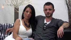 Julianna découvre les joies du triolisme